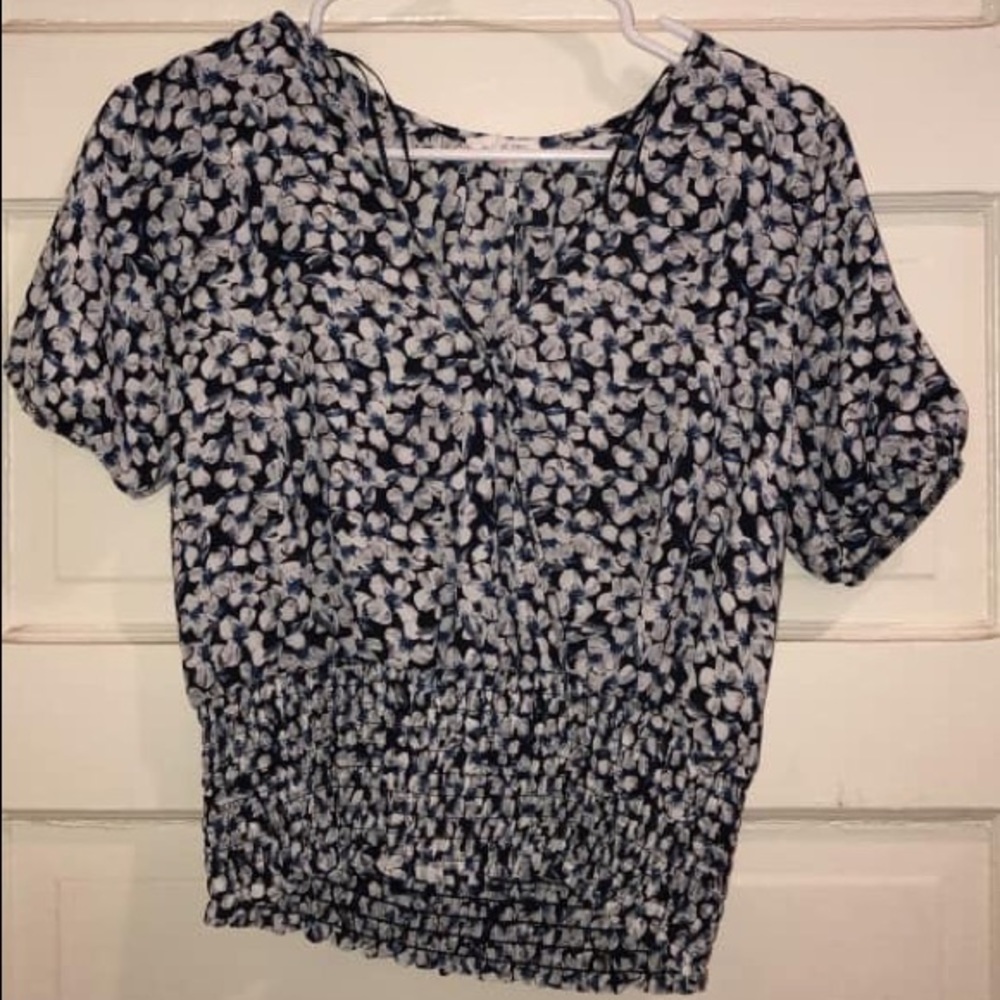 Medium Women’s Shirt $3